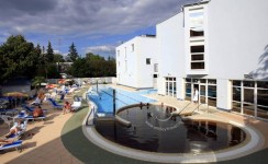 Oferta-Speciala-Ungaria-Hajduszoboszlo-Hotel-Silver-piscina1-cladire-noua-Smiley-Travel