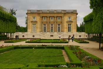 Micul Trianon - gradina franceza , in spate incepe gradina englezeasca