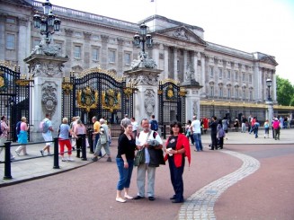 La portile palatului Buckingham