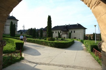 Manastirea Cetatuia, intrare