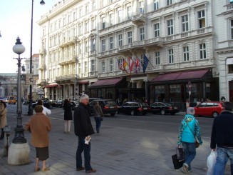 imagine catre Kartner Str., strda pe care se ajunge din piata Operei in Stephan Platz
