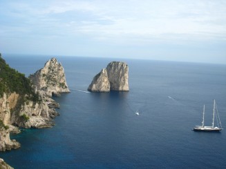 Insula Capri - stincile Faraglioni