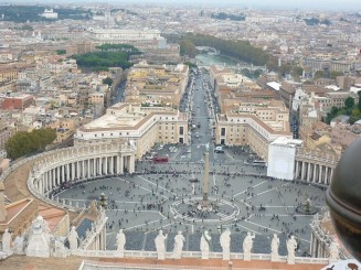 Piata Sfantu Petru si coada celor care asteapta duminica sa viziteze Bazilica