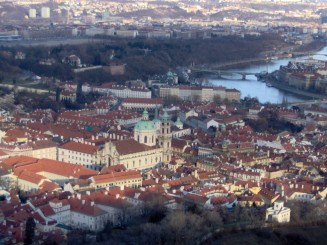 Praga vazuta de pe colina Petrin. 