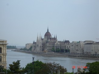 Budapesta: Parlamentul vazut din gradinile Palatului Regal 