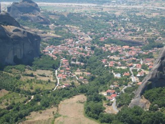 Grecia: orasul Kalambaka vazut de sus de la Meteora