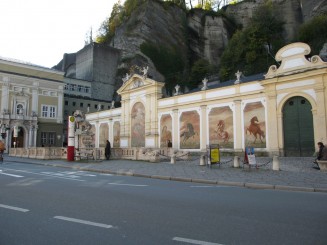 Austria, Salzburg (in acest loc au fost filmate scene din filmul ``Sunetul muzicii``); Locul de adapat caii