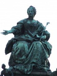 Maria Tereza  statuia din fata palatului ei (palat care de fapt  se priveste in oglinda cu copia sa fidela aflata de partea cealalta a parcului in care se afla statuia )