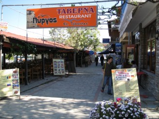 Grecia, straduta cu taverne in Portul Ouranopolis