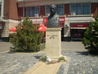 Bustul lui TomaSocolescu din faÅ£a Halelor Centrale