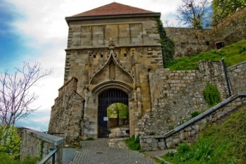 In cetatea din Bratislava se poate intra prin mai multe porti. Cea mai insemnata este poarta Corvin (Construita in timpul lui Matei Corvin)
