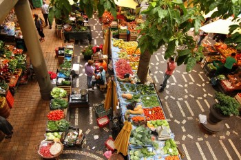 Piata - MErcado dos Lavradores - absolut superb , o multime de fructe si legume ciudatele - eu imi luam de la Pigo Dolce - niste alimentare superfaine care erau in cele doua malluri si langa hotelul nostru