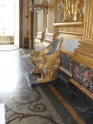 tronul din aur masiv ... o minunatie de vazut live