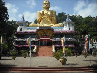 Muzeul deasupra caruia este statuia poleita in aur a lui Buddha