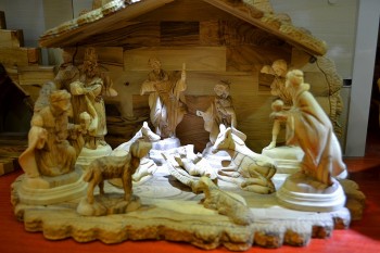 obiecte cu scene biblice(facute4 din lemn de maslin si piatra rosie)
