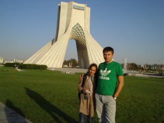 Turnul Azadi din Teheran alaturi de  Fari