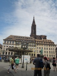 Turnul Catedralei Notre Dame de Strasbourg se vede in departare[cel mai inalt din Franta]