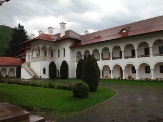 Manastirea Brancoveanu un loc care te uimeste de cum ii calci pragul