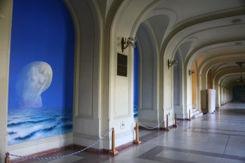 Holul universitatii, pe pereti sunt picturile lui Sabin Balasa