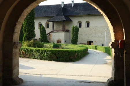 Manastirea Cetatuia, intrare