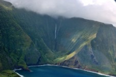 Cascada pe Insula Molokai - priveliste din elicopter