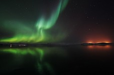 Aurora Boreala reflectata in Lacul Ãžingvellir, Islanda de sud-vest