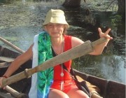 Eram in Delta Dunarii. Excursie de 5 zile. 3 zile au fost alocate croazierelor pe Bratele Chilia, Sulina si Sf. Gheorghe. Am plecat cu ambarcatiunea hotelului din Tulcea, cu grupul pe Cheiul Sf. Gheorghe si la intoarcerea in Tulcea, ambarcatiunea a oprit la un localnic si aceasta barca era ancorata la mal. Am profitat si am facut o fotografie in acest mirific peisaj.