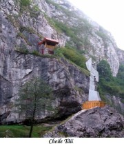 MONUMENTUL SI CABANA ALPINISTILOR DIN CHEILE TAII