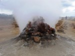 Islanda Peisajul selenar din trecatoarea Namaskard. Vulcan Krafla si crater Viti
