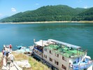 Hotel plutitor pe lacul Vidraru
