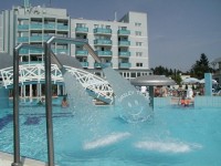 Oferta-Speciala-Ungaria-Hajduszoboszlo-Hotel-Silver-piscina1-cladire-principala-Smiley-Travel
