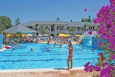 Oferta-Speciala-Ungaria-Hajduszoboszlo-Hotel-Silver-piscina-cladire-principala-Smiley-Travel