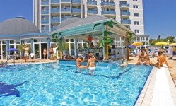 Oferta-Speciala-Ungaria-Hajduszoboszlo-Hotel-Silver-poolbar-cladire-principala-Smiley-Travel