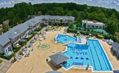 Oferta-Speciala-Ungaria-Hajduszoboszlo-Hotel-Silver-piscina2-cladire-principala-Smiley-Travel