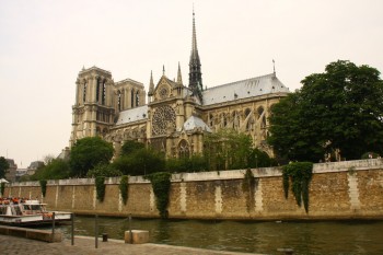 Notre Dame vazuta din partea de sud , de la statia vaporaselor Batobus