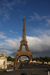 Turnul Eiffel vazut de la capatul opus al Podului