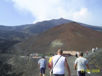 Prin cenuşa vulcanul (Etna)