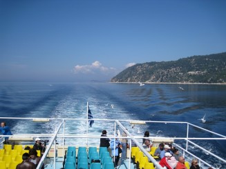 Cu vaporul de-a lungul laturii de vest a Muntelui Athos