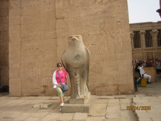 Alaturi de simbolul templului Edfu