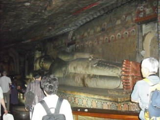 Statuie a lui Buddha care il reprezinta dupa moarte.Labele picioarelor sunt suprapuse.