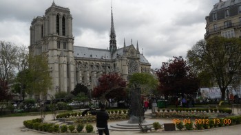 Notre Dame vazuta din gradina bisericii Julien le Pauvre