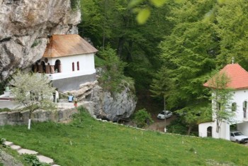 pahomie un colt de rai sustine un munte