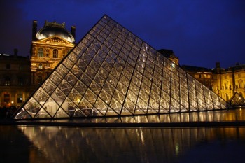 Piramida de la Louvre , poarta de intrare in muzeu