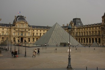 Vedere din curtea interioara de la Louvre, intrarea prin piramida