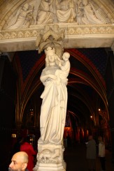 Statuia Fecioarei Maria de la intrare