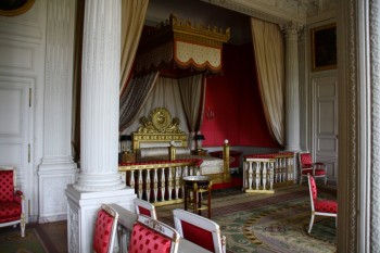 Dormitorul lui Ludovic al XIV. Patul a fost adus din camera lui Napoleon de la Tuileries. Aici a murit Ludovic al xviii