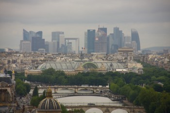 Cartierul modern La defense , din estul Parisului. In fata se vede cupola de sticla de la Grand Palais