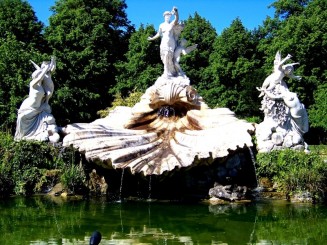 Fantana dragostei-Casa de vanatoare a ducelui de Buckingham.