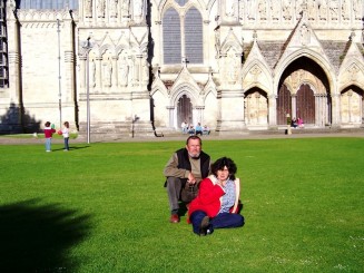 Salisbury-impreuna cu sotia in fata catedralei