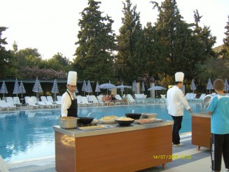 aici se pregateste cina(gratarul pestele macaroane kebab si altele)